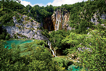 Водопад в парке Плитвицкие озера. Хорватия.  (Код изображения: 01001)