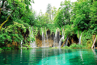 Водопад в парке Плитвицкие озера. Хорватия. (Код избражения: 01006)