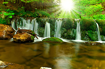 Небольшой водопад летним днем. (Код изображения: 01013)