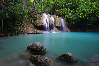 Водопад и голубое озеро, Тайланд. (Код изображения: 01014)