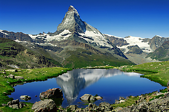 Красивое озеро в горах. (Код изображения: 03008)