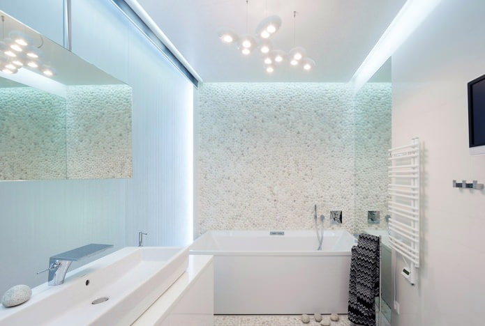 белый натяжной потолок в ванной