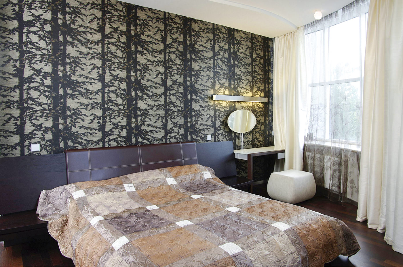 шторы в дизайне спальни с серыми обоями