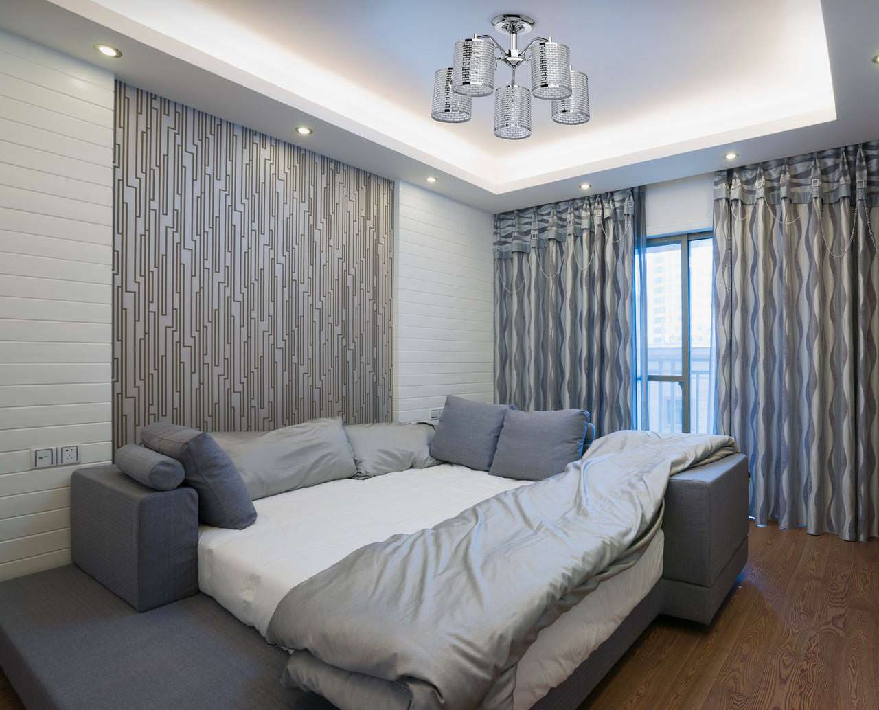 серые шторы в дизайне спальни с серыми обоями