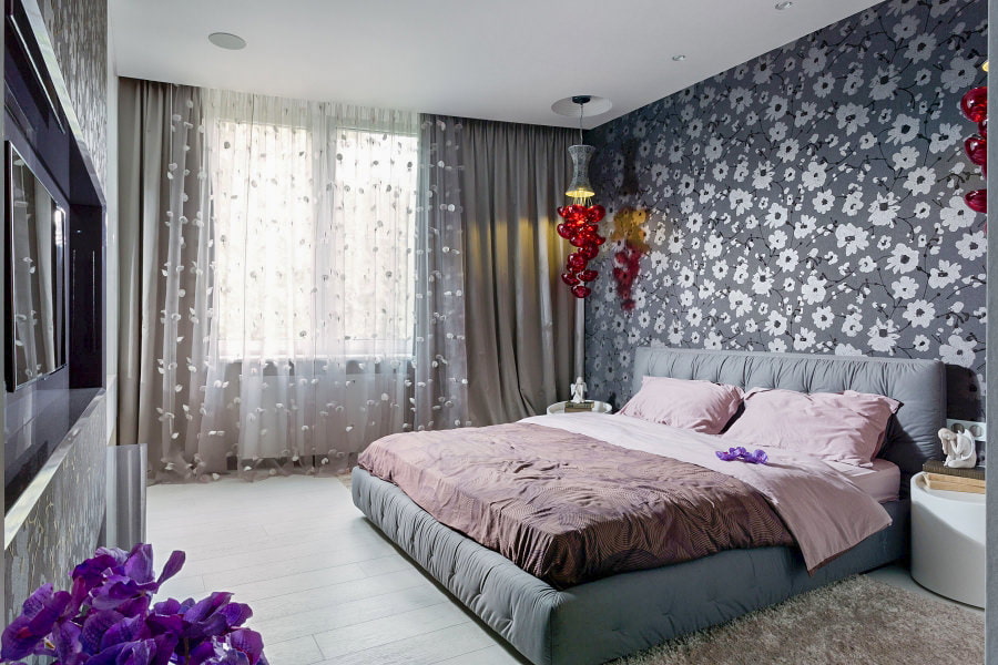 дизайн спальни с серыми обоями в цветочек