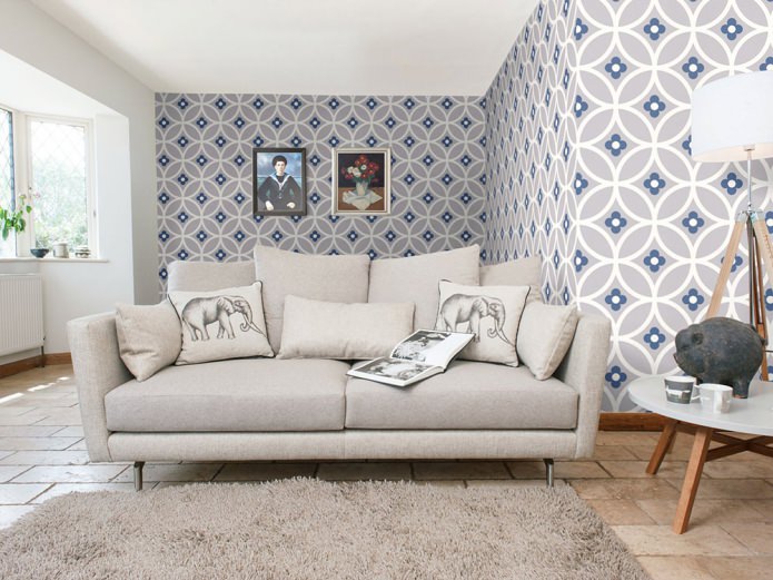 интерьер гостиной в современном стиле с серо-бело-синими узорчатыми обоями