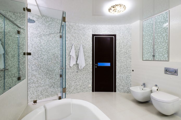 белый натяжной потолок в ванной с люстрой