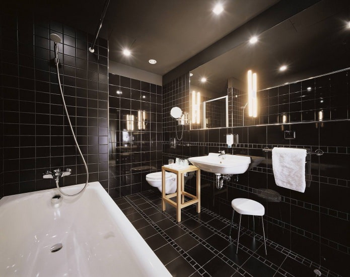 черный натяжной потолок в ванной с точечными светильниками