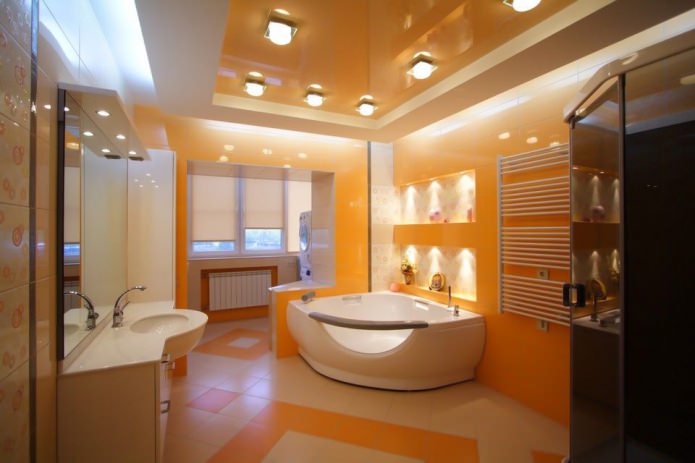 оранжевый натяжной потолок в ванной
