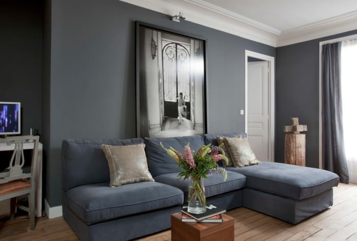 серый диван в современном интерьере гостиной