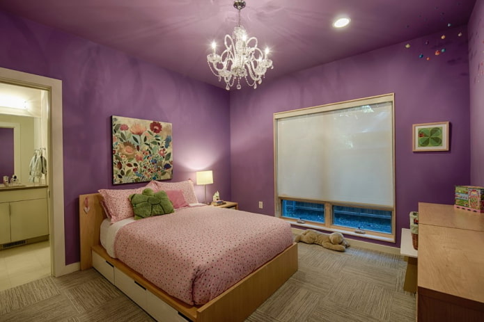 окрашенный фиолетовый потолок в интерьере