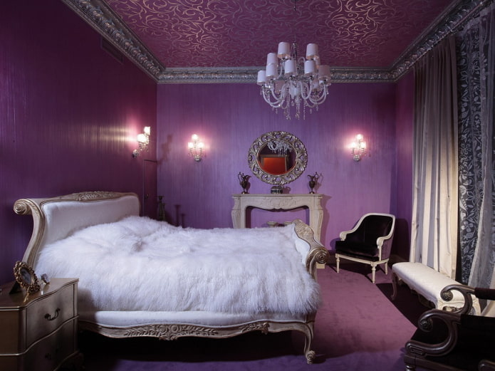 потолок фиолетового цвета с узорами в спальне