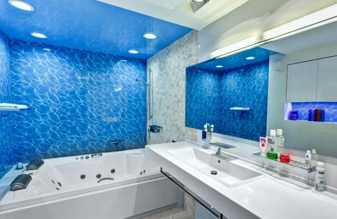 голубой потолок в интерьере ванной