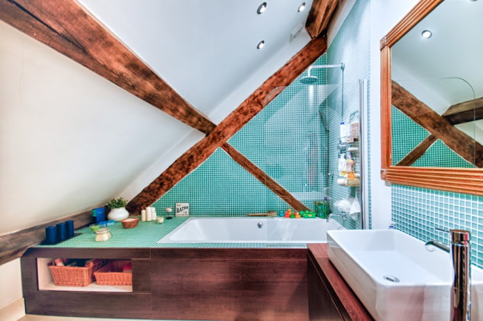 потолок с балками в интерьере ванной