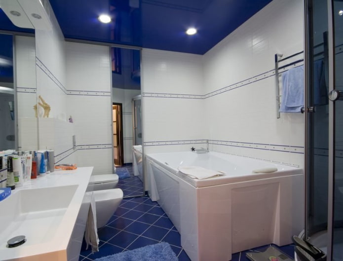 потолок синего цвета в ванной