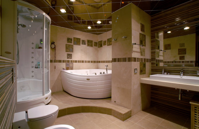зеркальный потолок в интерьере ванной