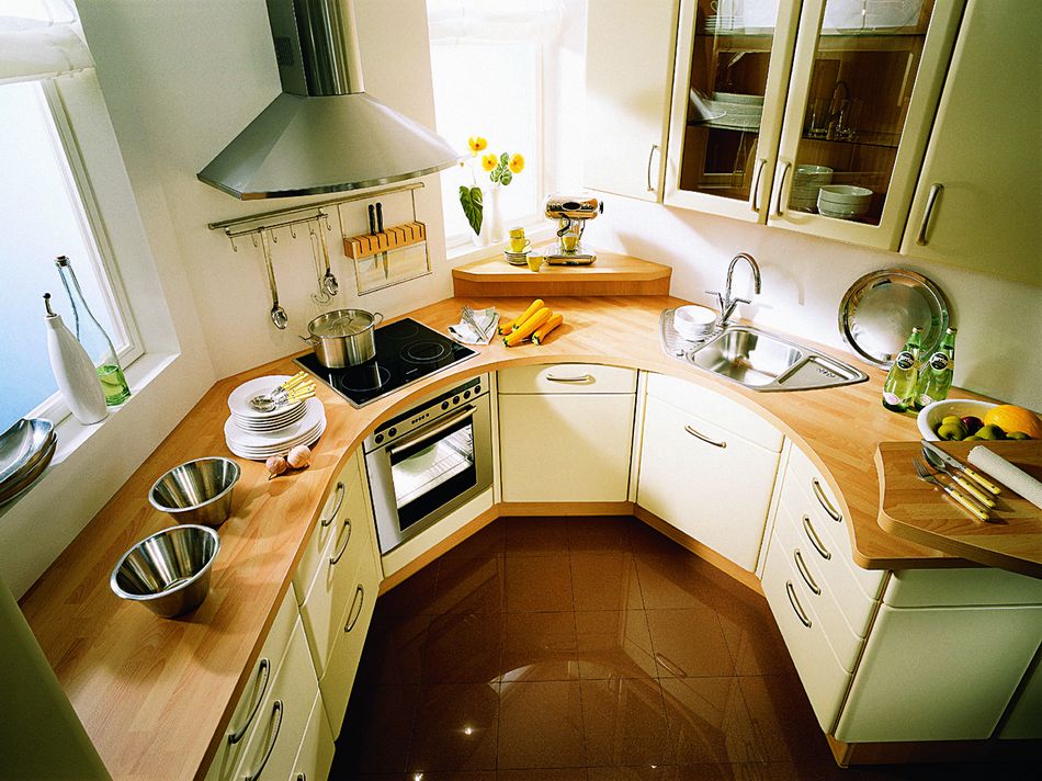 Кухонный гарнитур оригинальной планировки на кухне нестандартной формы
