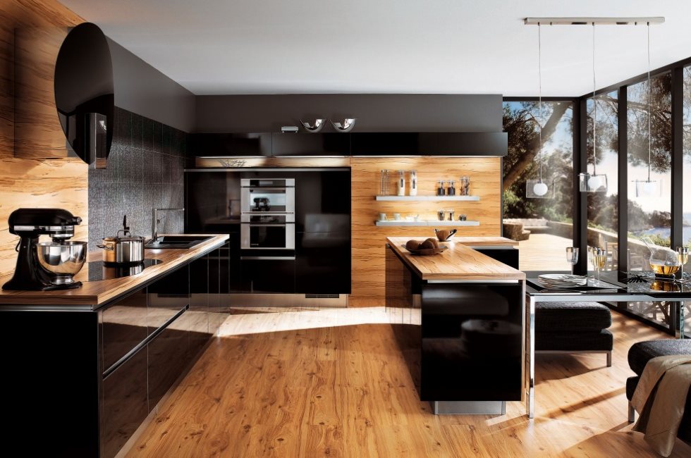 Ламинат в интерьере кухни с панорамным окном