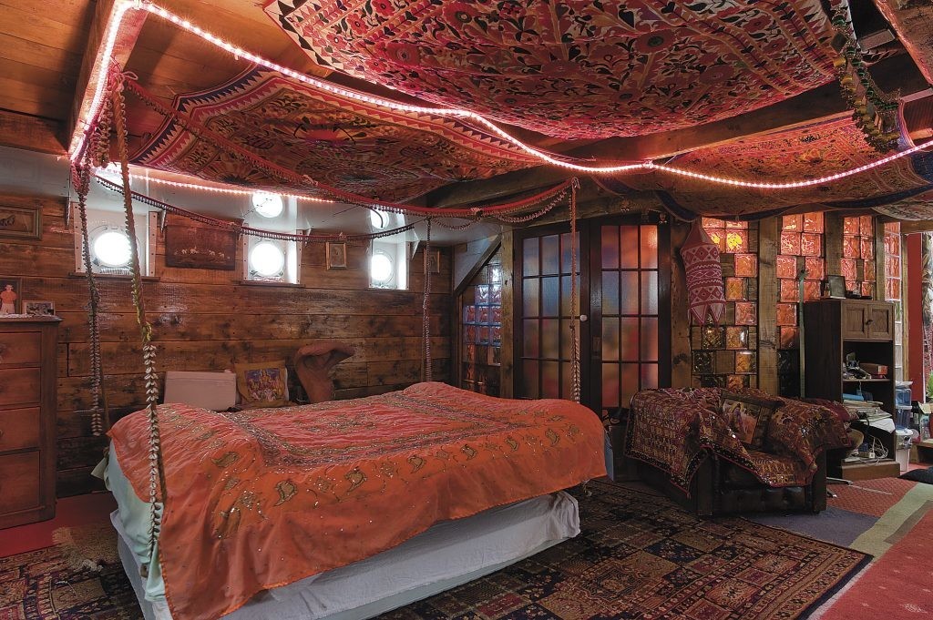 Спальня в индийском стиле с драпировкой на потолке