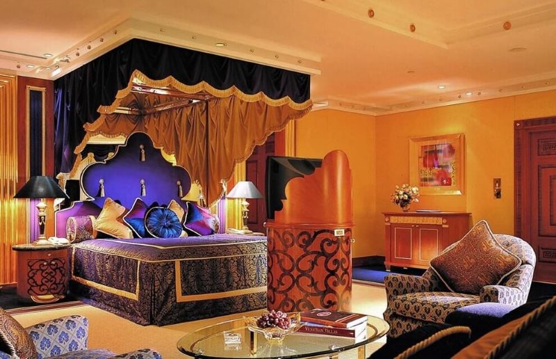 Просторная спальня в арабском стиле