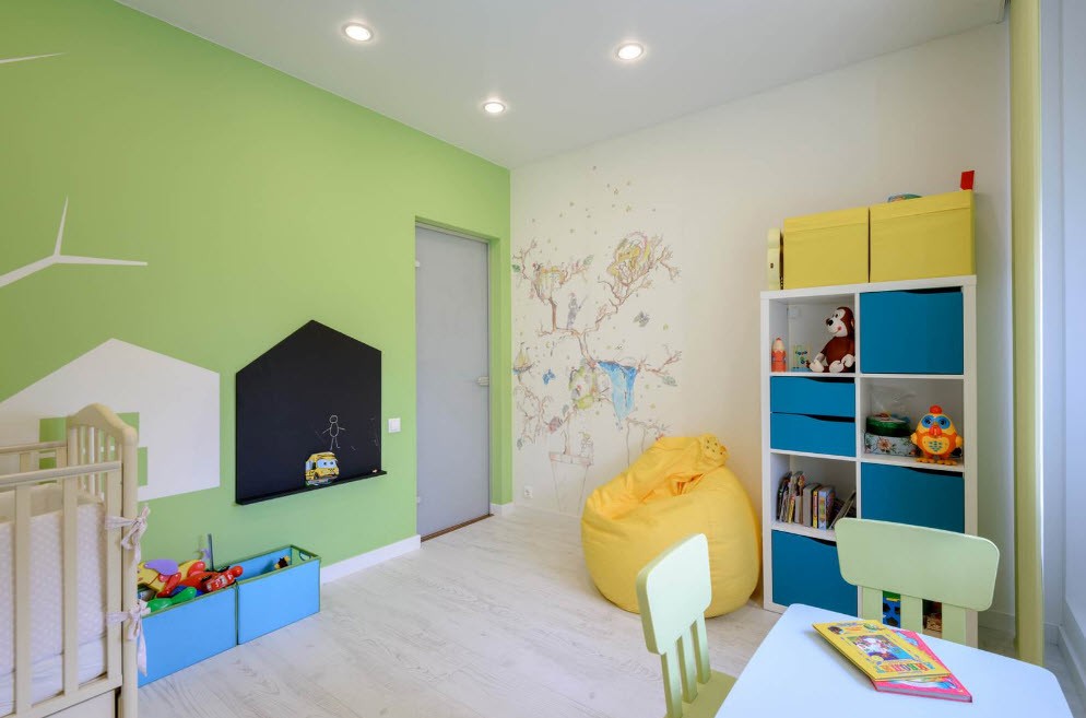 Светло-зеленая стена комнаты для маленького ребенка