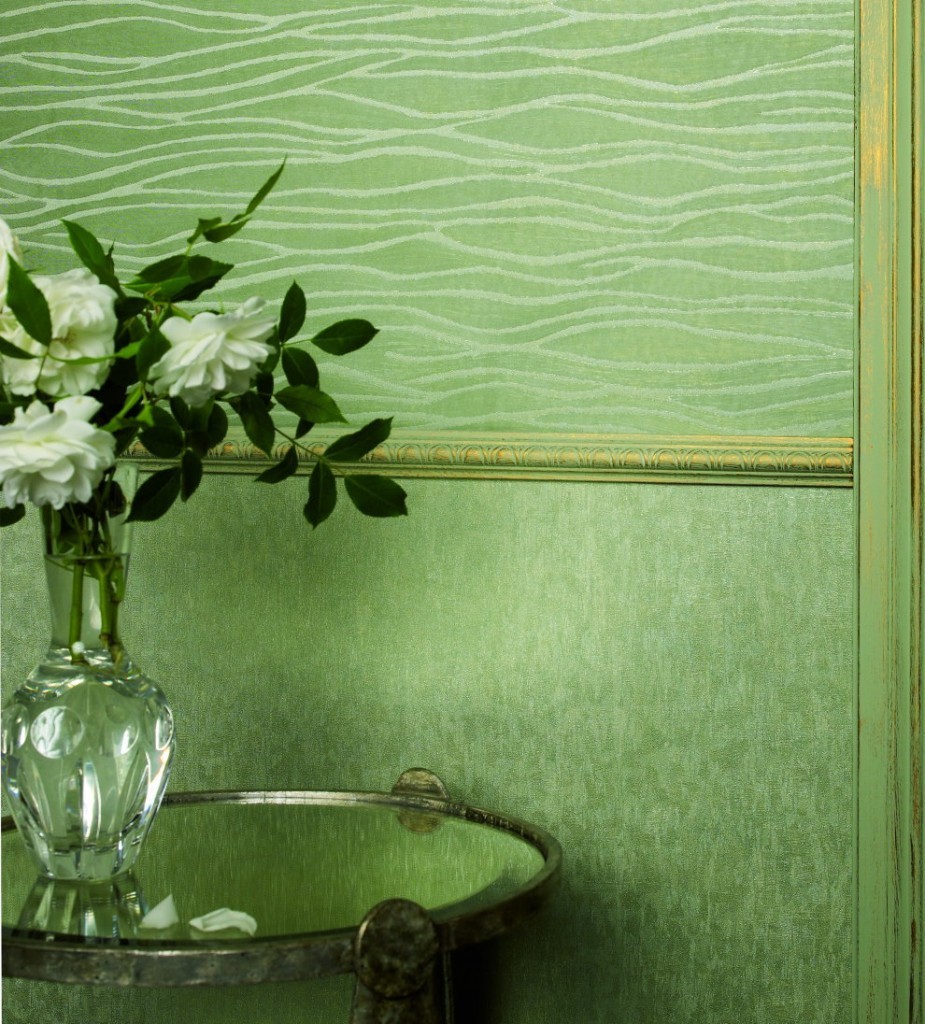 Удачное сочетание зеленых флизелиновых обоев на стене зала