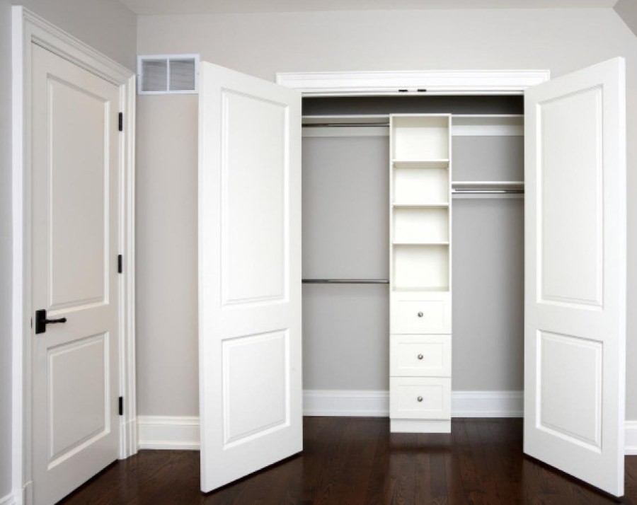 Белые деревянные двери в гардеробной