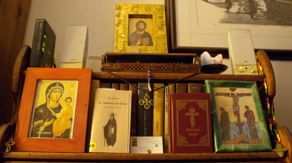 иконы рядом с книгами на полке