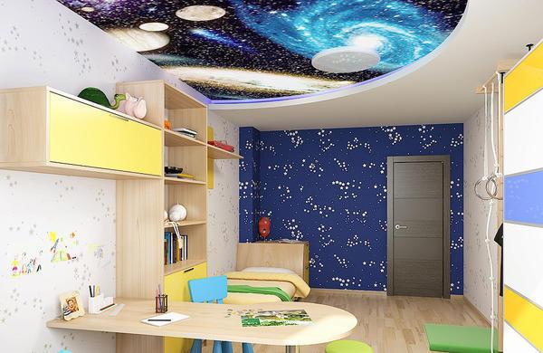Натяжные потолки для детской комнаты для мальчика лучше оформлять не в ярких цветах