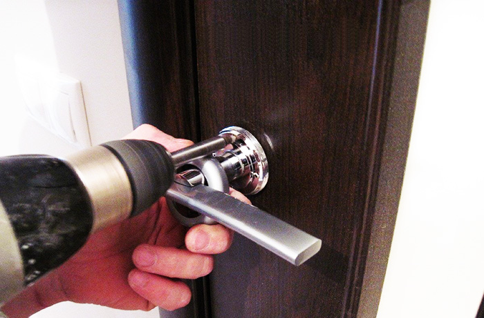  починить круглую дверную ручку межкомнатной двери –  разобрать .