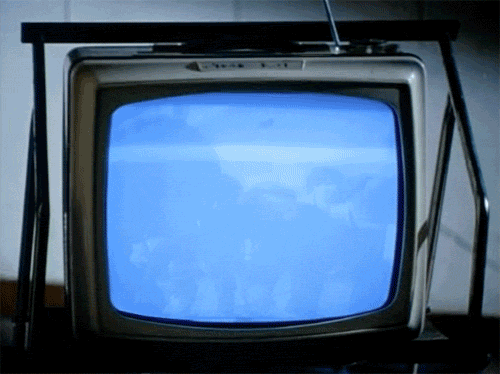 Выключи телевизор алиса включи телевизор. Разбитый телевизор. Старый телевизор gif. Экран телевизора анимация. Сломанный ламповый телевизор.