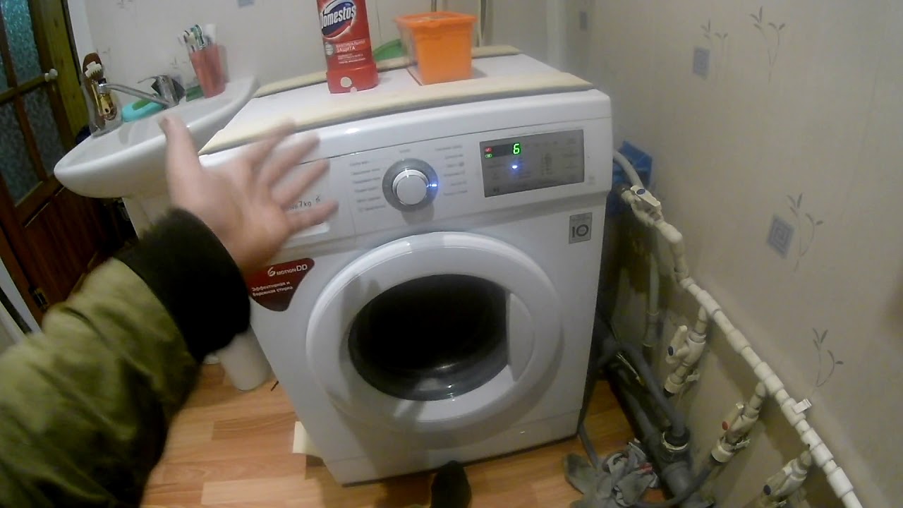 Почему машинка стиральная нова. Стиральная машинка Supermax. Стиральная машинка УПРЫГАЛА. Прыгает стиральная машинка. Вибрация стиральной машины.