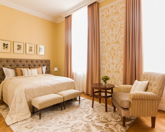 кремовые шторы к желтым стенам в спальне