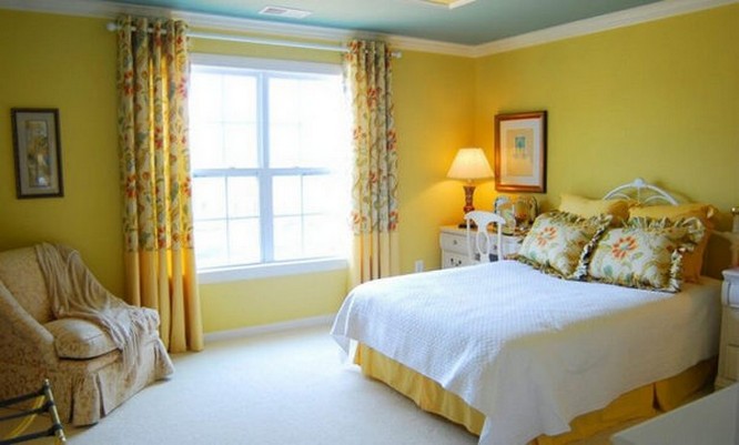 шторы с цветами под желтые сены в спальне кантри