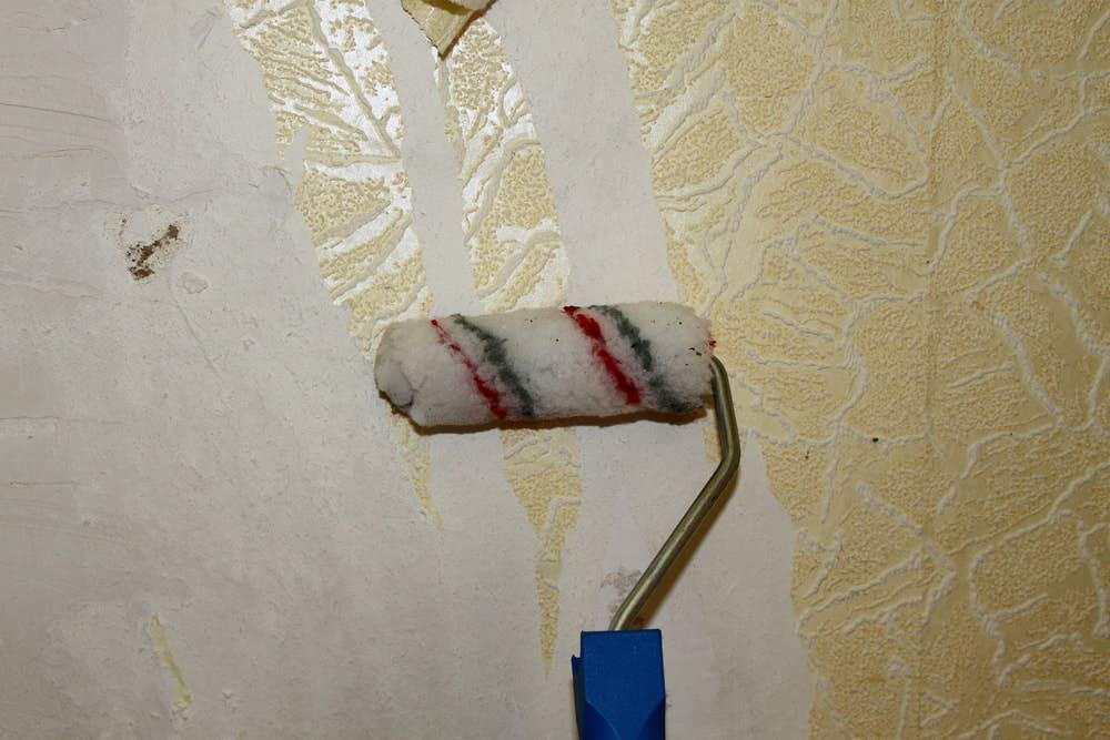  Перед нанесением жидких обоев с поверхности стены нужно снять старую краску или обои