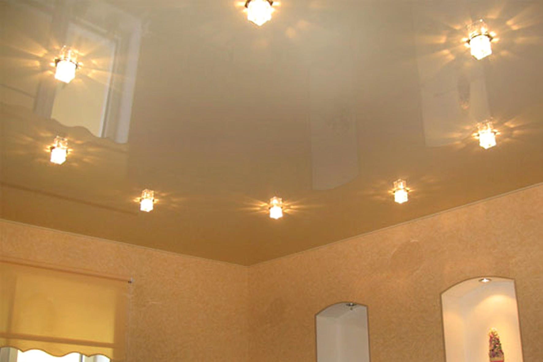 светильники в натяжной потолок в комнату
