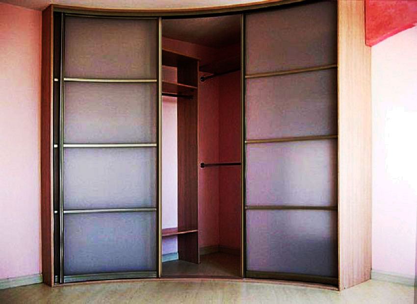 Фото встроенного углового шкафа в прихожей с фасадами с внутренним радиусом