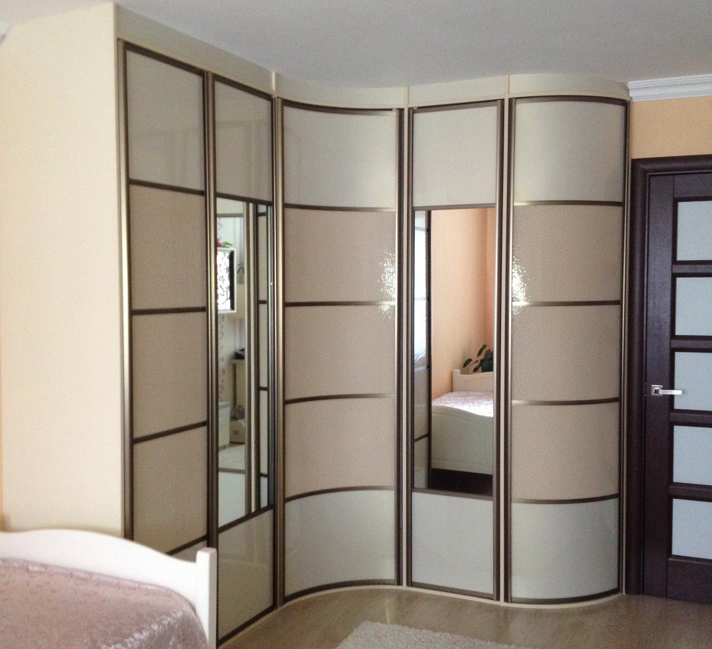 Стильный и современный радиусный шкаф-купе для комнаты или гостиной