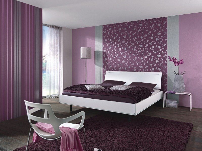 Наиболее удачно в спальне смотрится бело-фиолетовый интерьер.