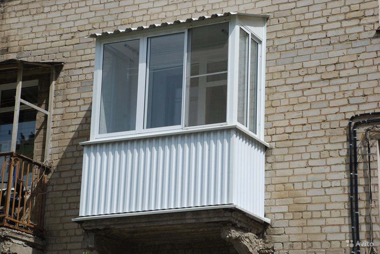Балкон цена нижний новгород. Пластиковый балкон. Балкон снаружи. Остекленный балкон в хрущевке.