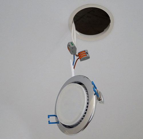 Установка точечных светильников в подвесной потолок - схемы соединения, расчёт количества ламп
