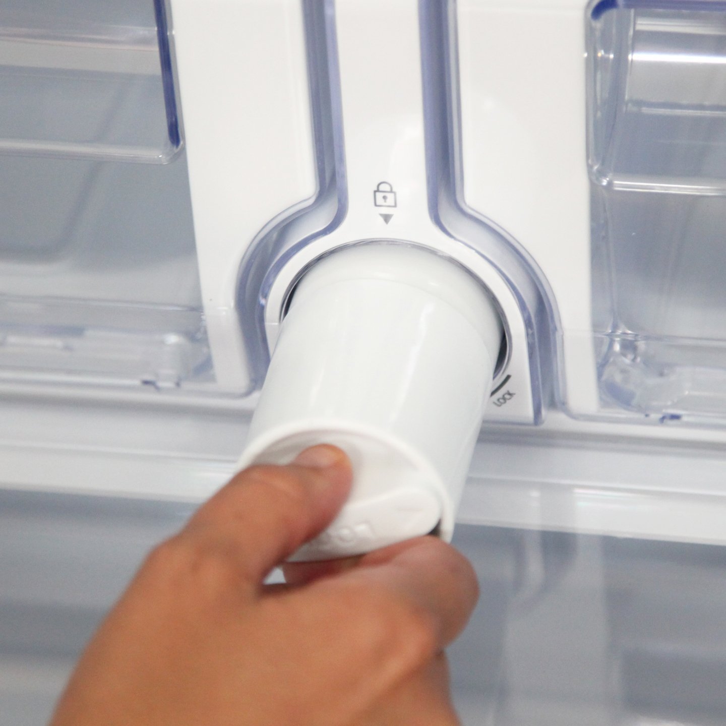 Вода в холодильнике причины. Дренажная трубка холодильника самсунг. Фильтр для холодильника. Дренажное отверстие в холодильнике. Холодильник Атлант скапливается вода под ящиками для овощей.