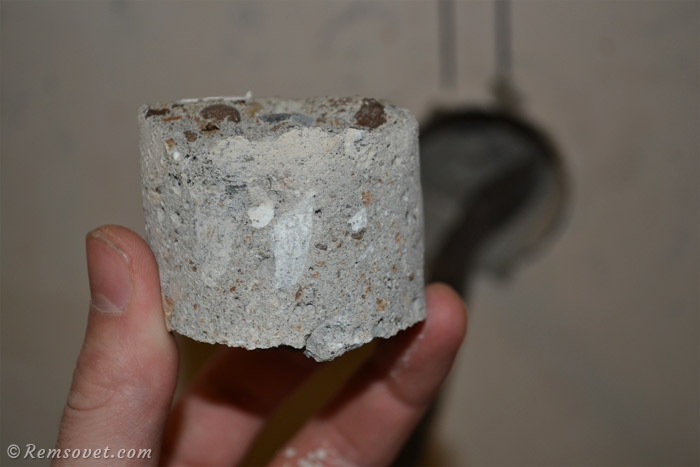 Просверливаем отверстие под подрозетник в бетонной стене