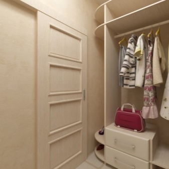 Маленькая гардеробная комната