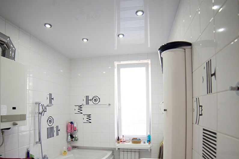 Натяжной потолок в ванной комнате - фото