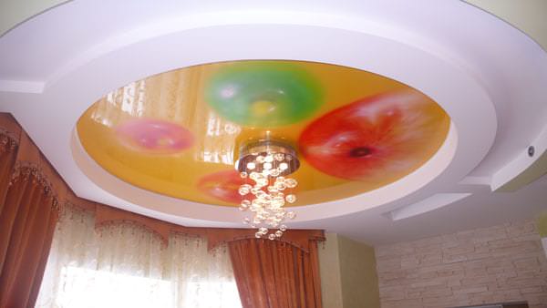 Плюсы натяжного потолка и точечной подсветки для большой гостиной 