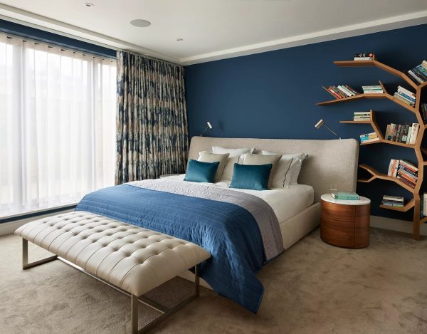Стильная спальня в синих оттенках
