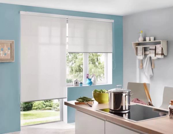 Для того, чтобы определиться с параметрами рулонных штор на пластиковые окна на кухне следует понять, где они будут установлены.