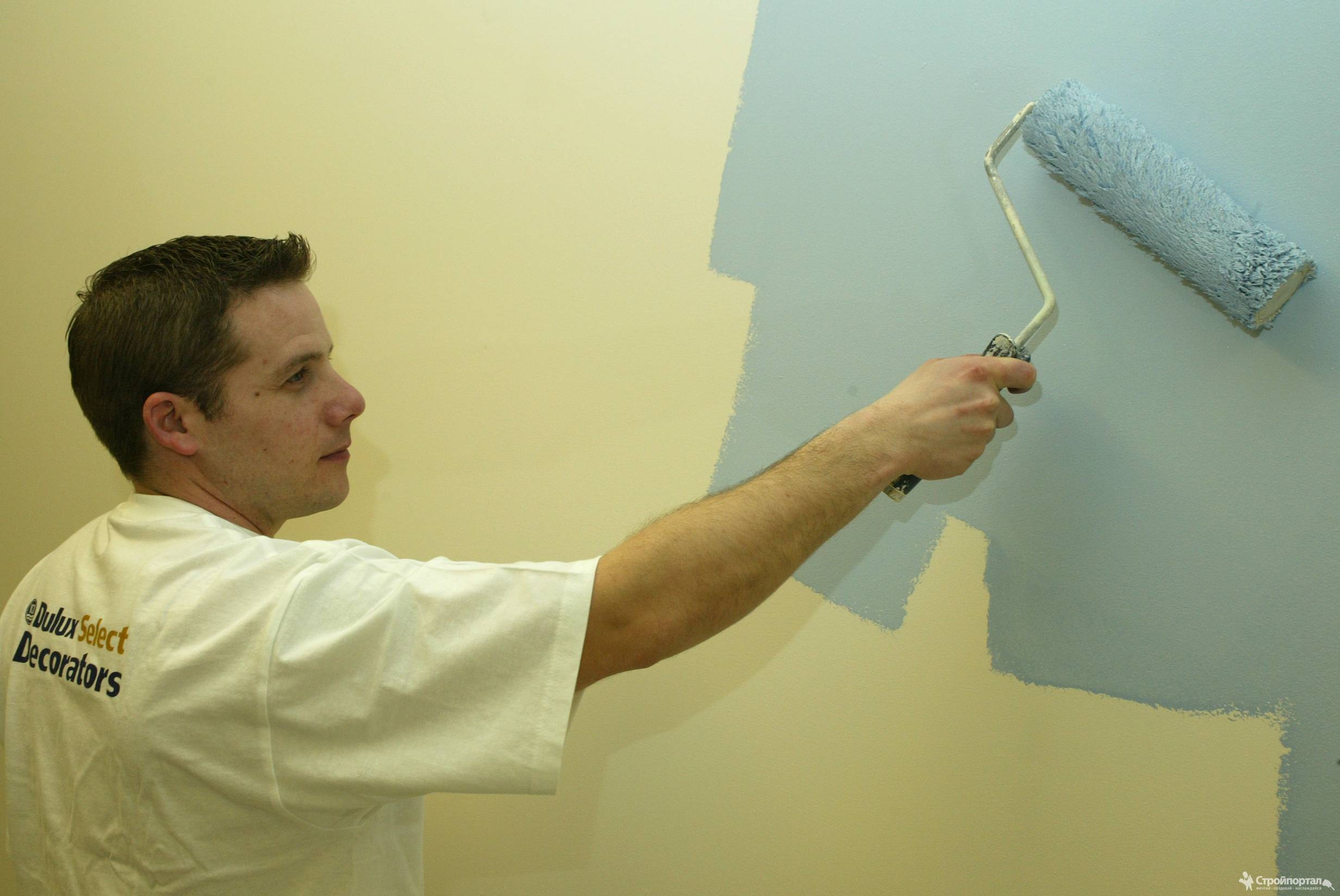 Сколько слоев краски можно наносить. Краска для стен. Обои под покраску. Крашеные стены в квартире. Покрасить обои.