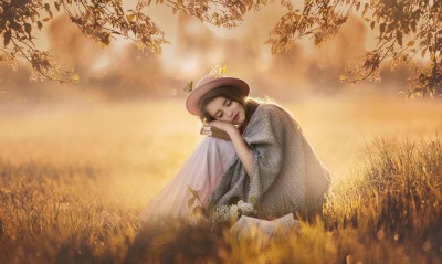 девушка шляпка накидка поляна сухая трава наслаждение умиротворение под деревом
